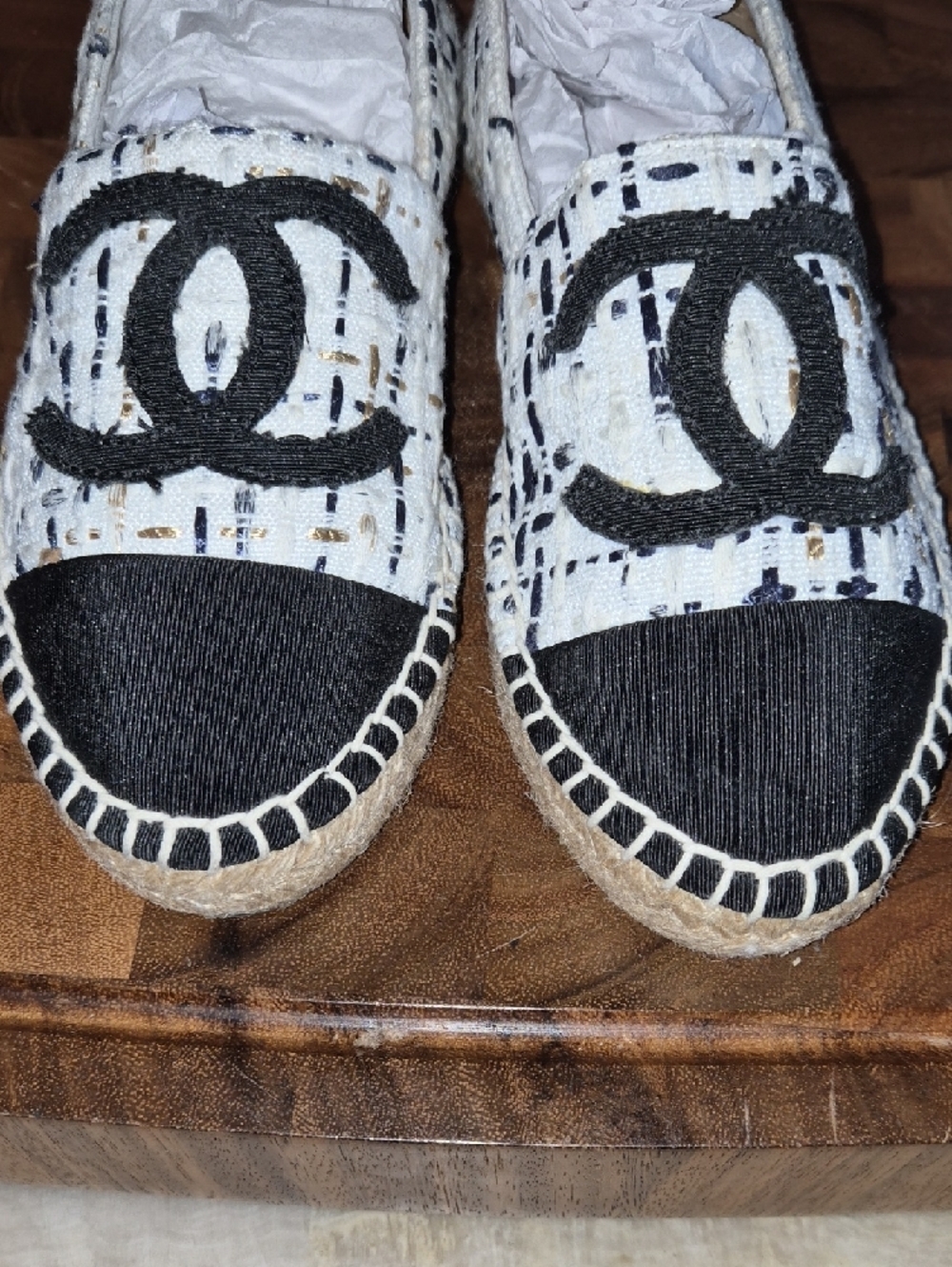 CHANEL Black and White Tweed Espadrille Flats with CC Emblem - Picture 5 of 11
